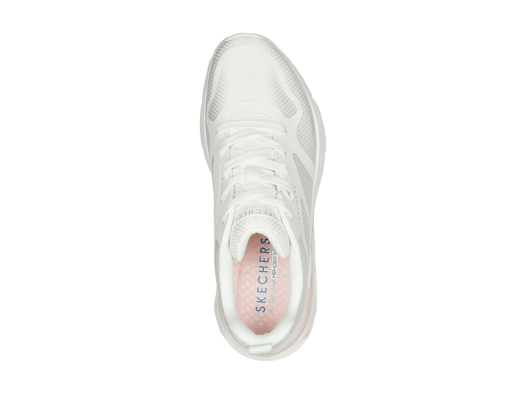 Tenis deportivos Skechers blancos con detalle rosa y cámara de aire en el talón.