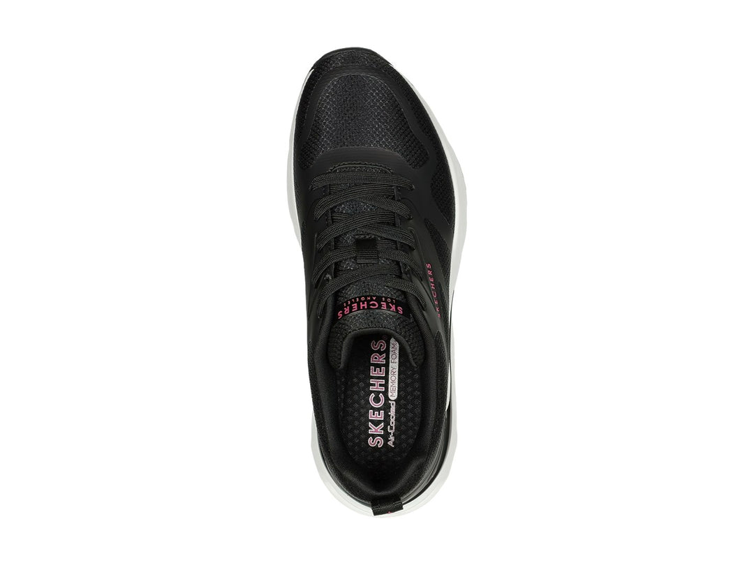 Tenis deportivos Skechers color negro con suela blanca y cámara de aire rosa en el talón.
