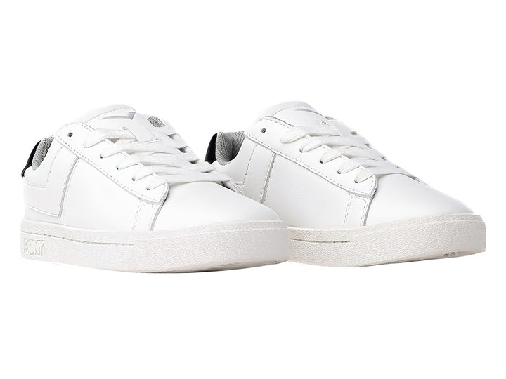 Tenis PONY blancos con detalle negro en el talón y suela blanca.