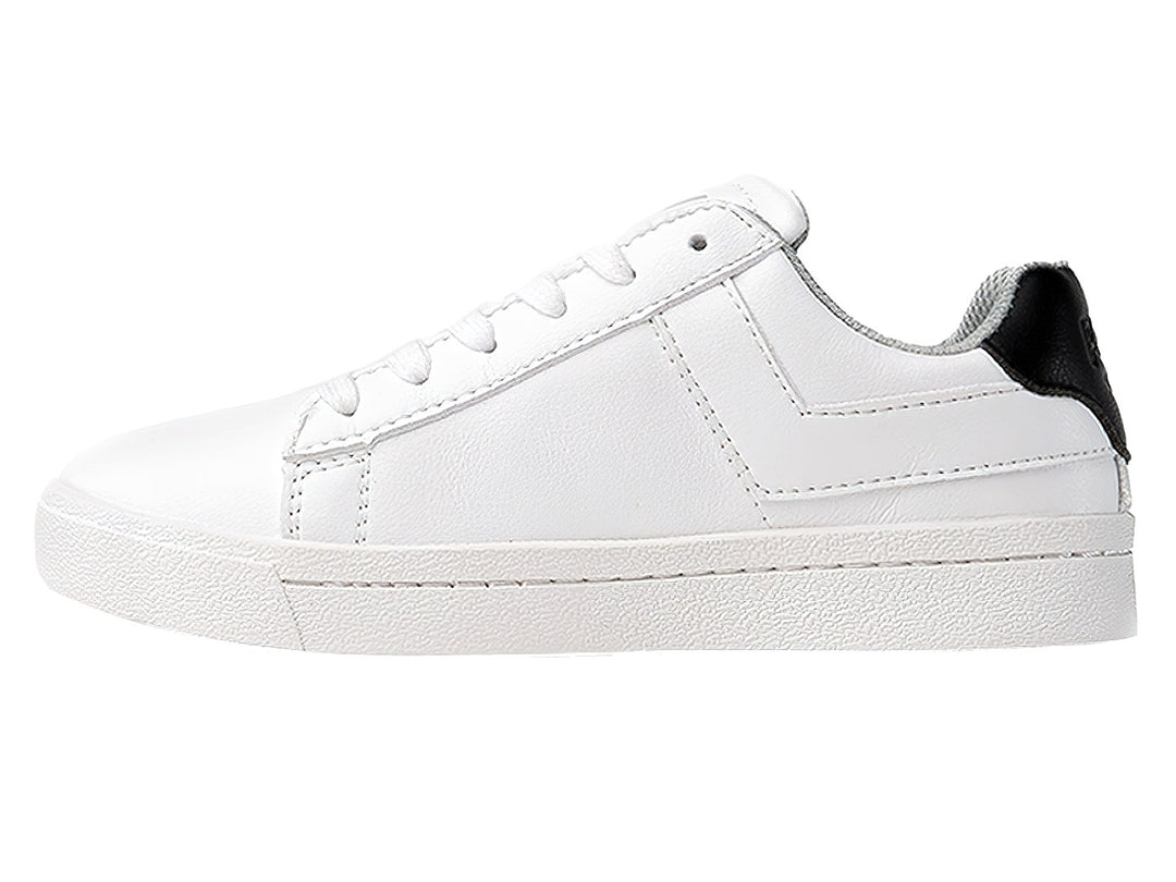 Tenis PONY blancos con detalle negro en el talón y suela blanca.