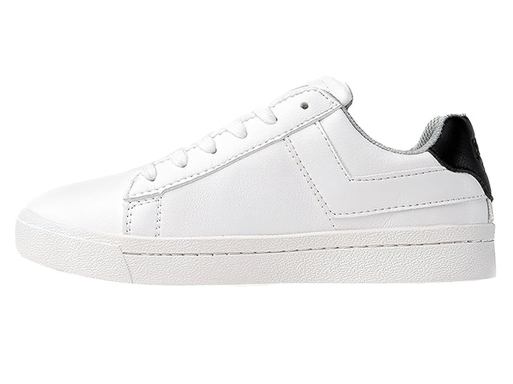 Tenis PONY blancos con detalle negro en el talón y suela blanca.