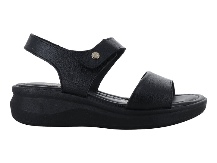 Sandalia Relax color negro con plataforma, correa ajustable en el tobillo y banda frontal.