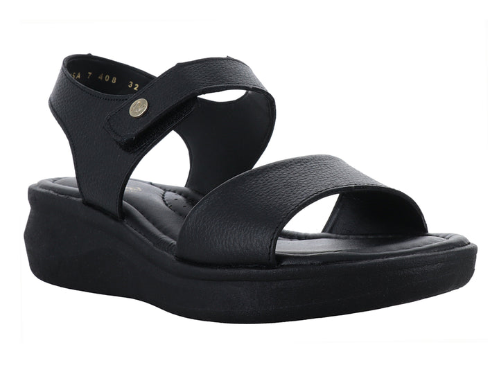 Sandalia Relax color negro con plataforma, correa ajustable en el tobillo y banda frontal.