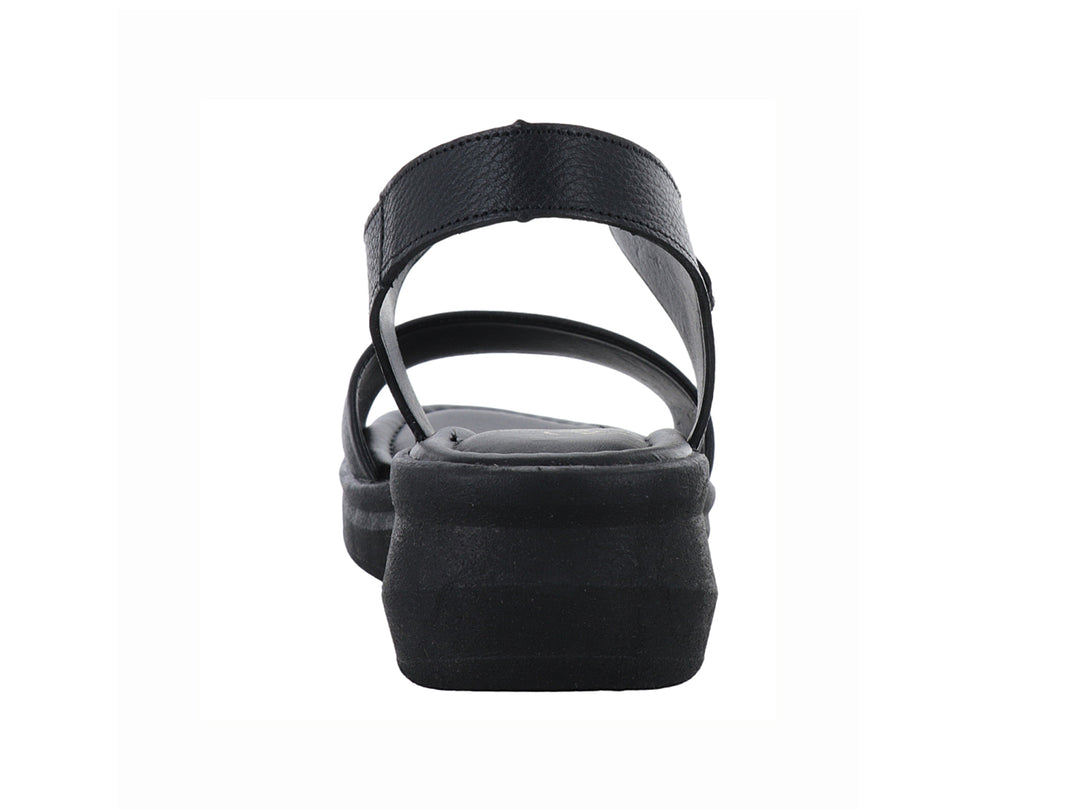 Sandalia Relax color negro con plataforma, correa ajustable en el tobillo y banda frontal.