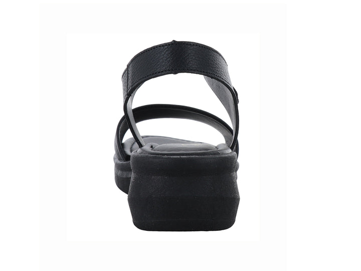 Sandalia Relax color negro con plataforma, correa ajustable en el tobillo y banda frontal.