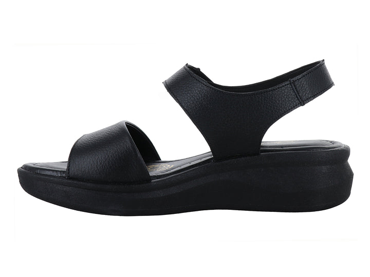 Sandalia Relax color negro con plataforma, correa ajustable en el tobillo y banda frontal.