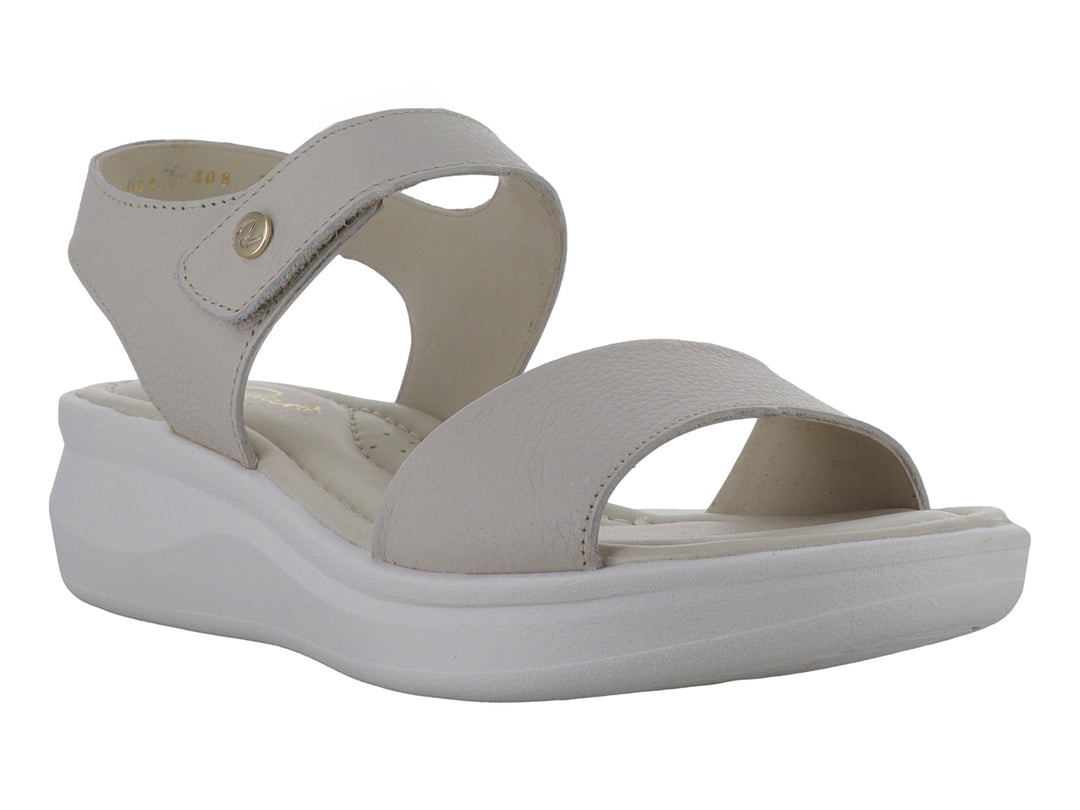 Sandalia color hueso con suela blanca de plataforma y correa ajustable al tobillo.