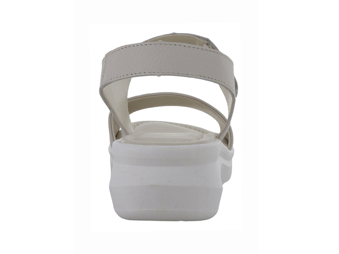Sandalia color hueso con suela blanca de plataforma y correa ajustable al tobillo.