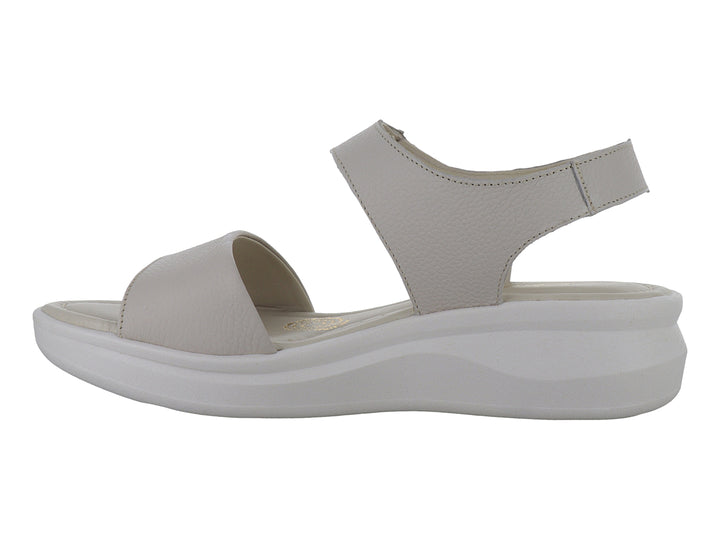 Sandalia color hueso con suela blanca de plataforma y correa ajustable al tobillo.