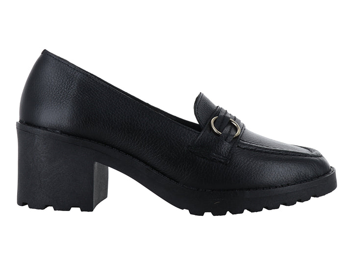Zapato tipo mocasín color negro con tacón cuadrado y detalle de anillo dorado.