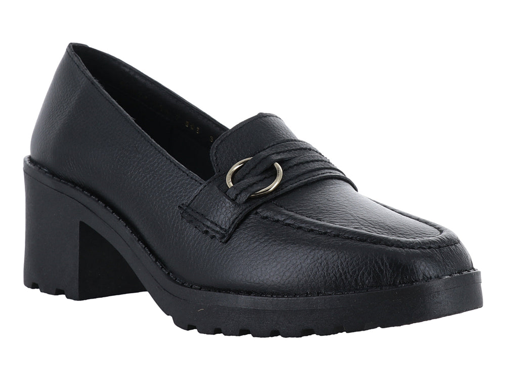 Zapato tipo mocasín color negro con tacón cuadrado y detalle de anillo dorado.