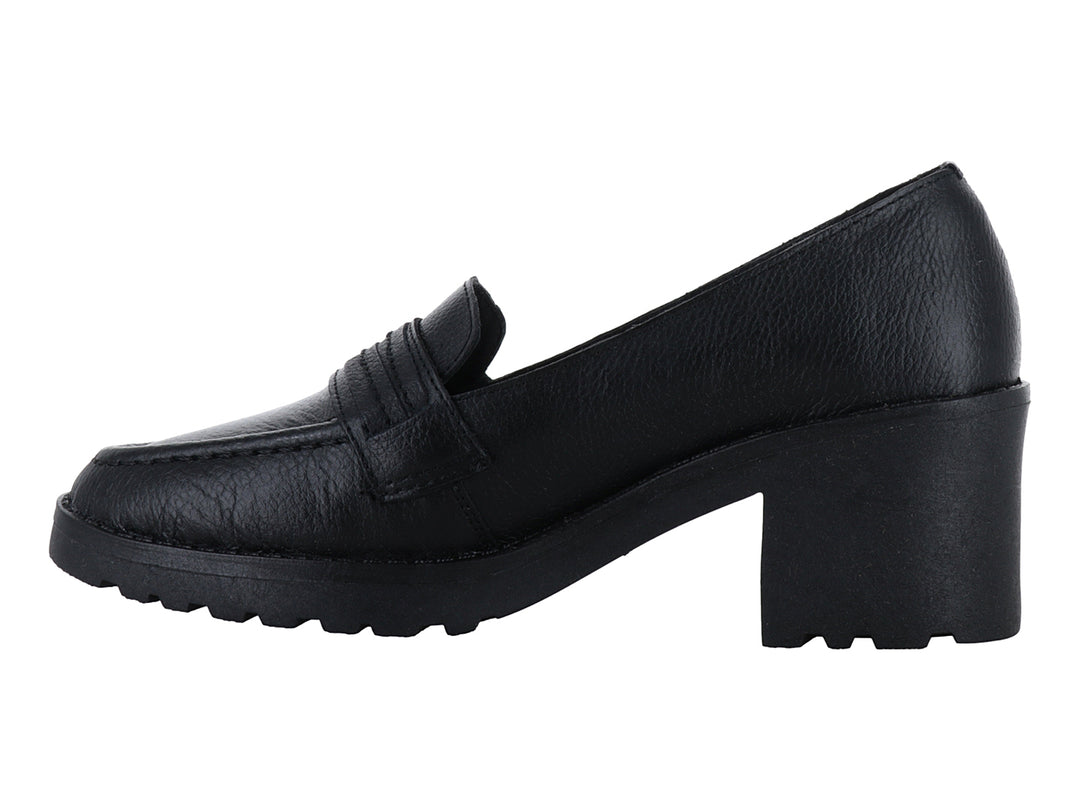 Zapato tipo mocasín color negro con tacón cuadrado y detalle de anillo dorado.