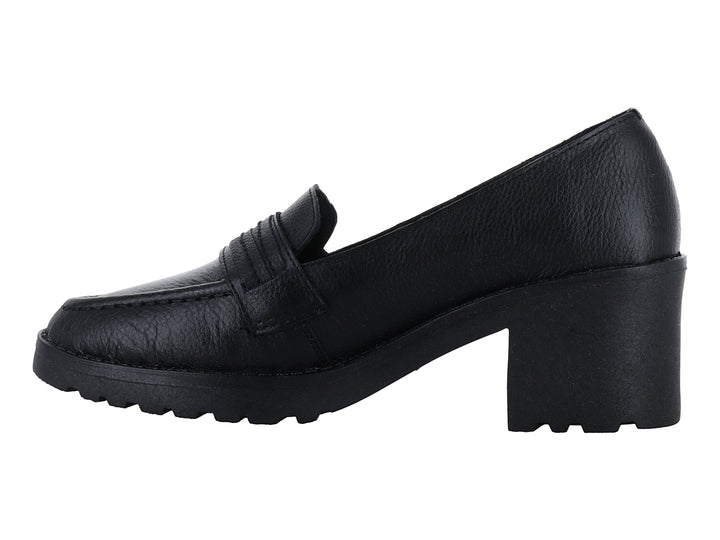 Zapato tipo mocasín color negro con tacón cuadrado y detalle de anillo dorado.