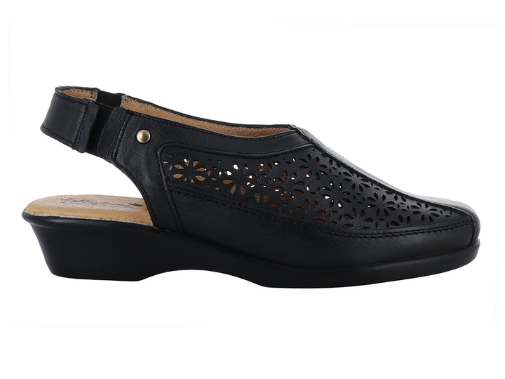 Sandalia negra cerrada con diseño floral perforado y correa trasera.