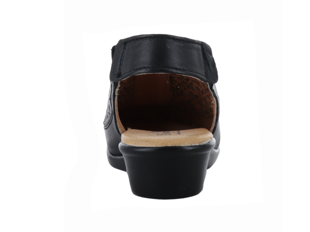 Sandalia negra cerrada con diseño floral perforado y correa trasera.