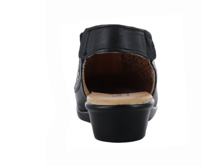 Sandalia negra cerrada con diseño floral perforado y correa trasera.