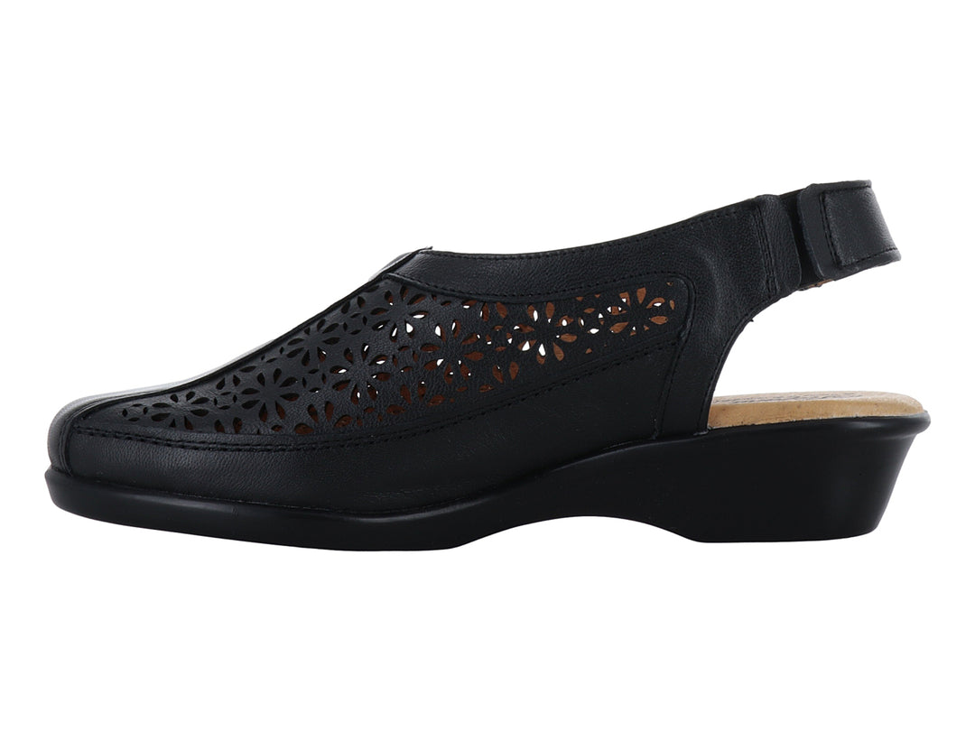 Sandalia negra cerrada con diseño floral perforado y correa trasera.