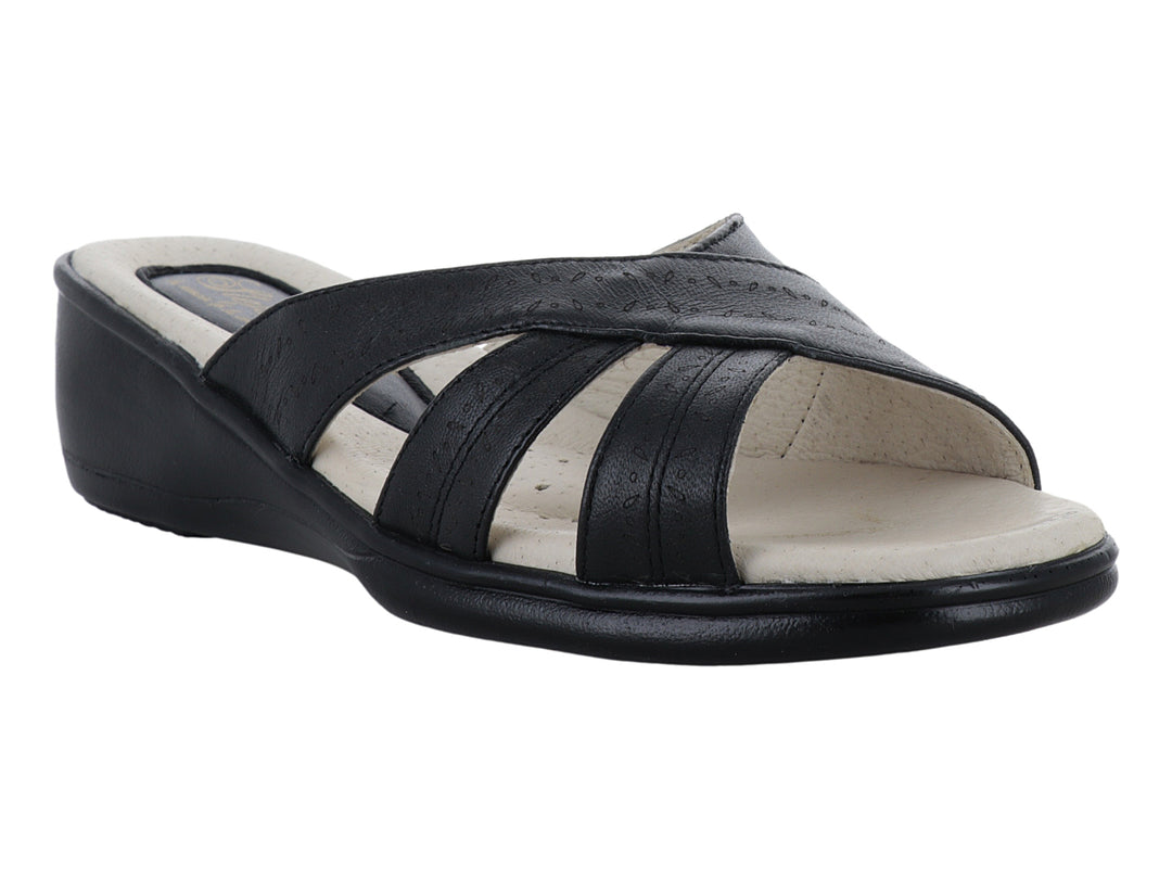 Sandalia de confort color negro con plantilla beige y diseño de tiras cruzadas.