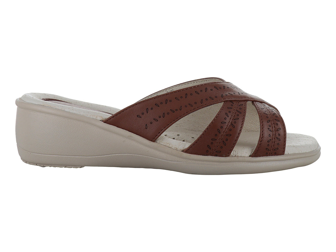 Sandalia color miel para mujer con tiras perforadas y suela beige de confort.
