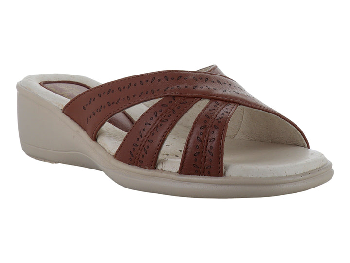 Sandalia color miel para mujer con tiras perforadas y suela beige de confort.