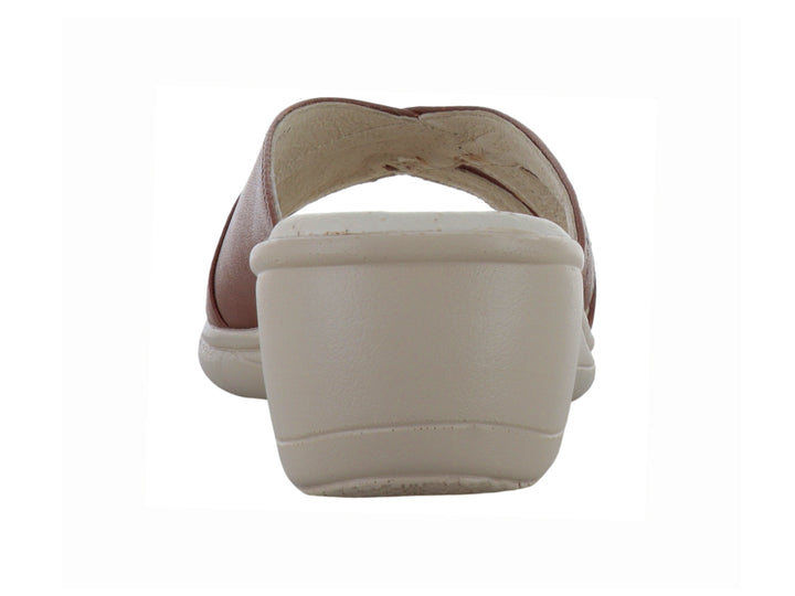 Sandalia color miel para mujer con tiras perforadas y suela beige de confort.