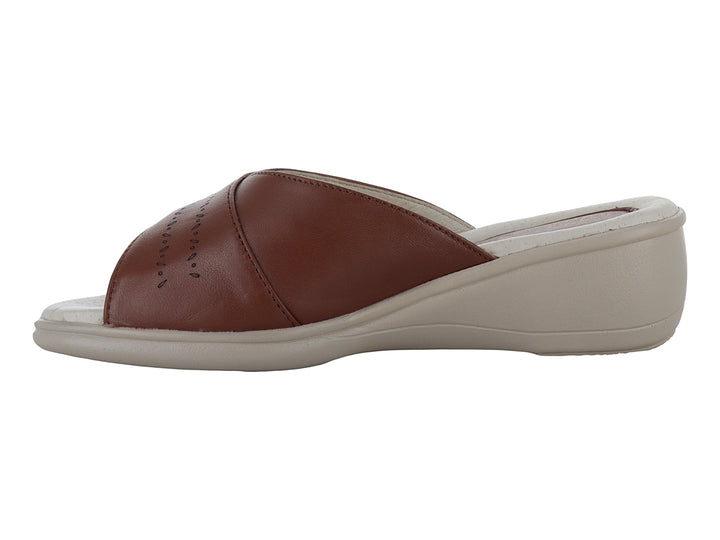 Sandalia color miel para mujer con tiras perforadas y suela beige de confort.
