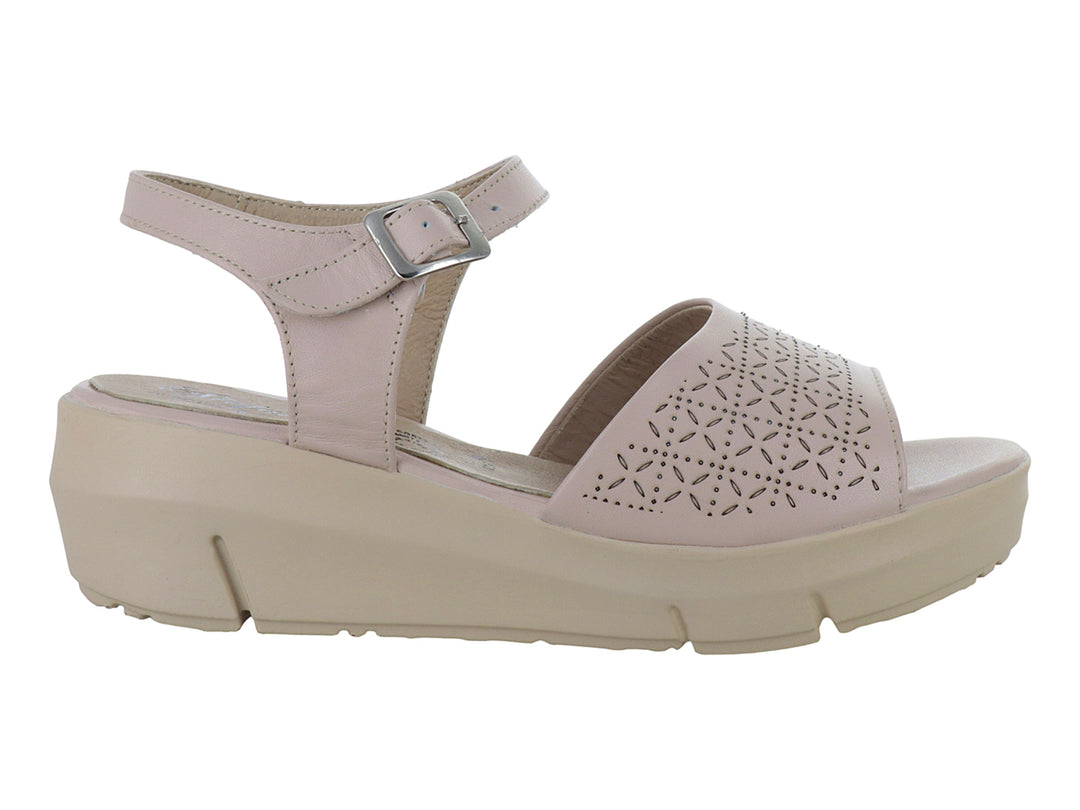 Sandalia de plataforma color beige con correa al tobillo y frente perforado.