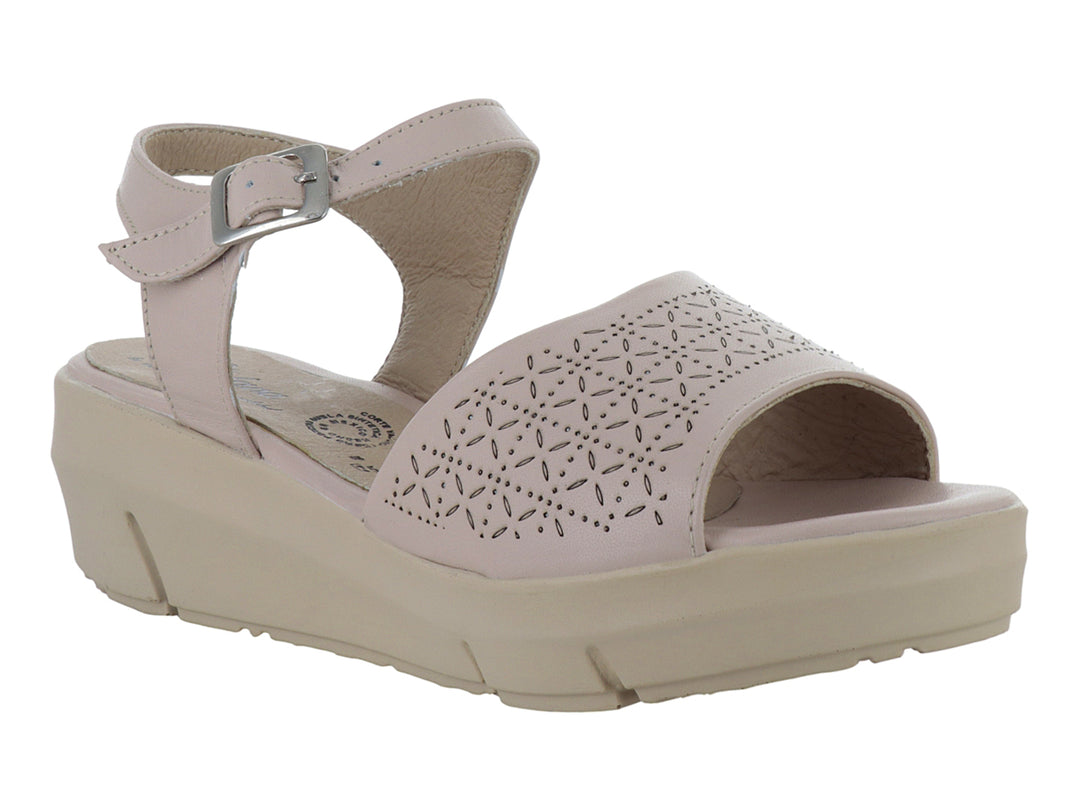 Sandalia de plataforma color beige con correa al tobillo y frente perforado.
