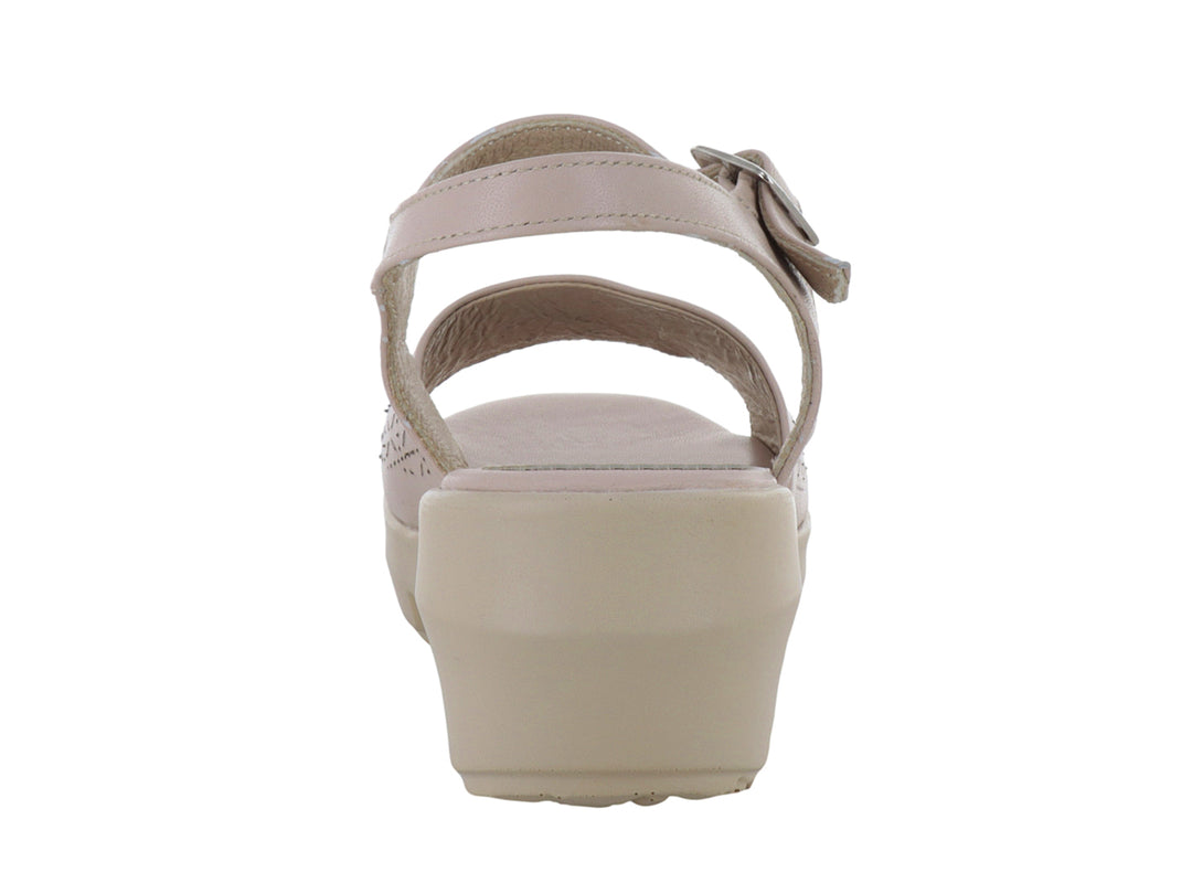 Sandalia de plataforma color beige con correa al tobillo y frente perforado.