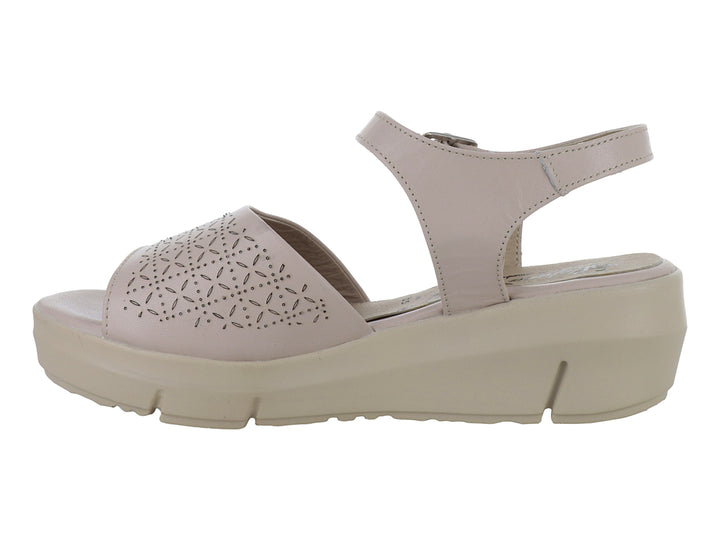 Sandalia de plataforma color beige con correa al tobillo y frente perforado.