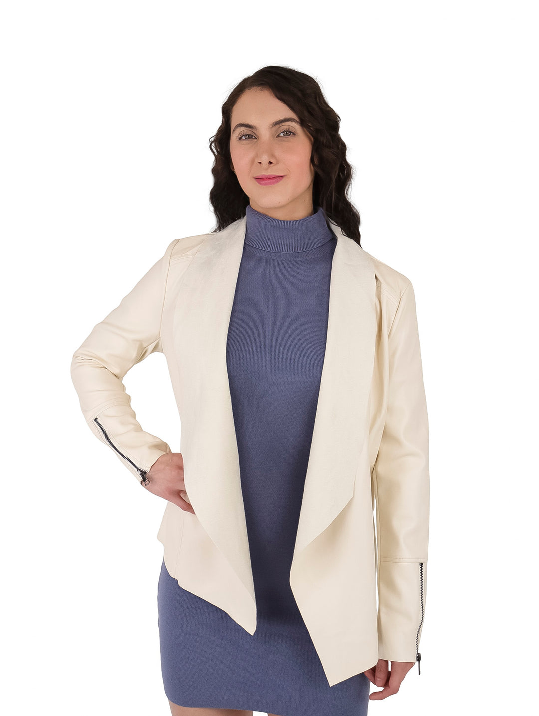 Mujer modelando una chaqueta beige de material sintético abierta sobre un vestido azul.