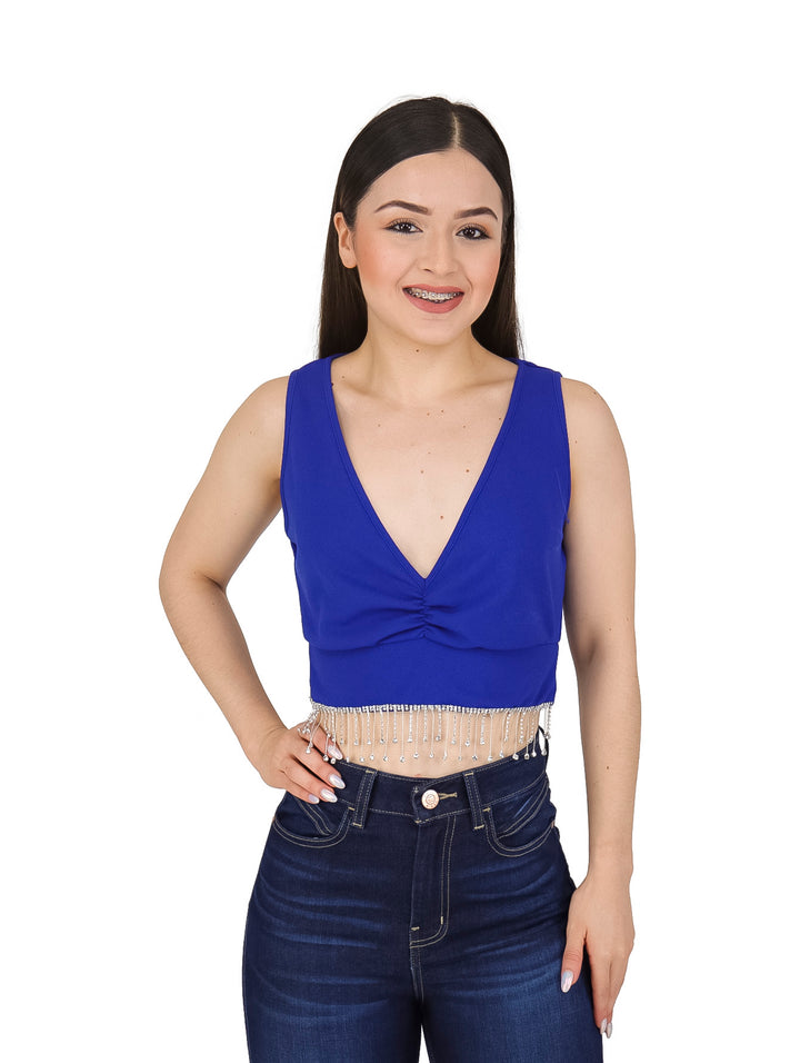Mujer vistiendo un crop top azul rey con cuello en V y detalle de encaje brillante en la cintura.