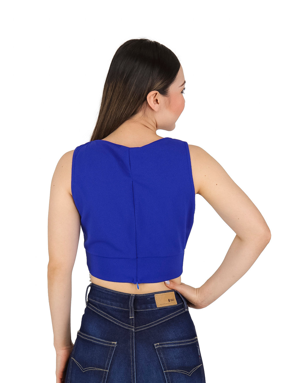 Mujer vistiendo un crop top azul rey con cuello en V y detalle de encaje brillante en la cintura.