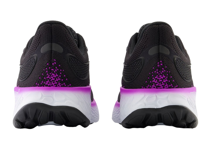 Tenis New Balance color negro con detalles en morado y suela blanca para mujer.