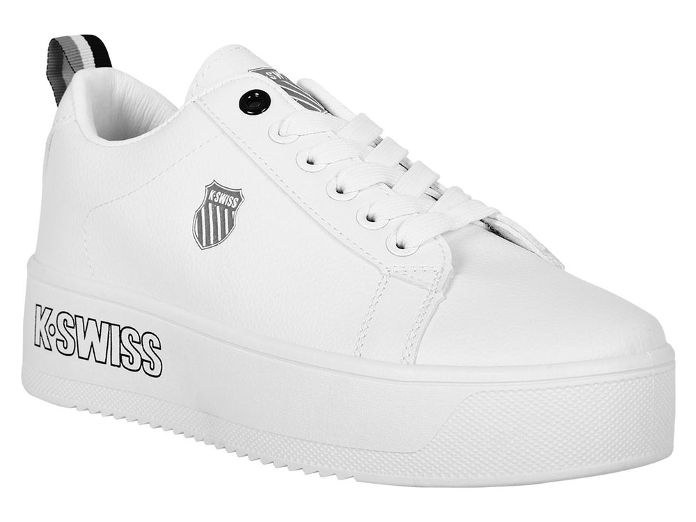 Tenis blancos K-Swiss con plataforma alta y detalles en color negro.