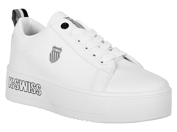 Tenis blancos K-Swiss con plataforma alta y detalles en color negro.
