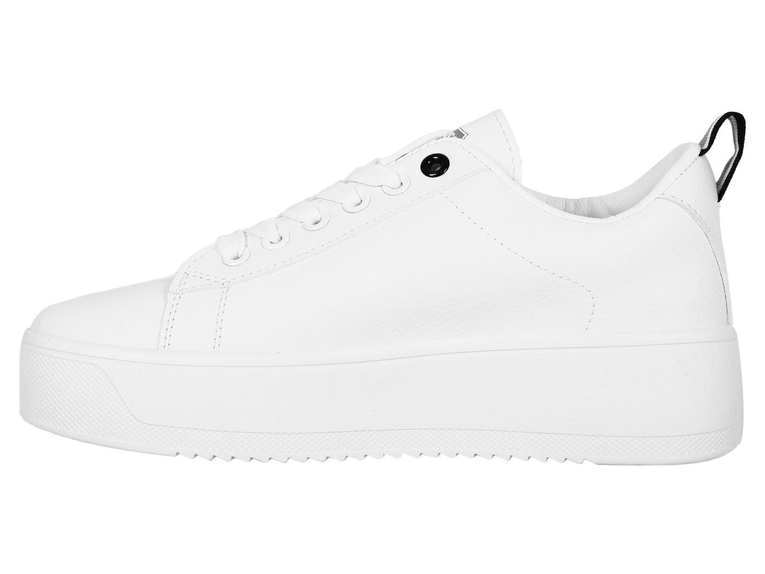 Tenis blancos K-Swiss con plataforma alta y detalles en color negro.