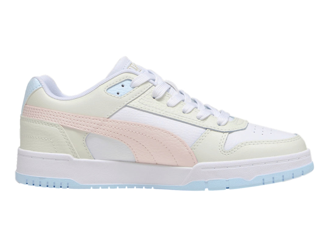 Tenis PUMA RBD Game Low en color blanco con detalles en rosa pastel, gris y azul claro.