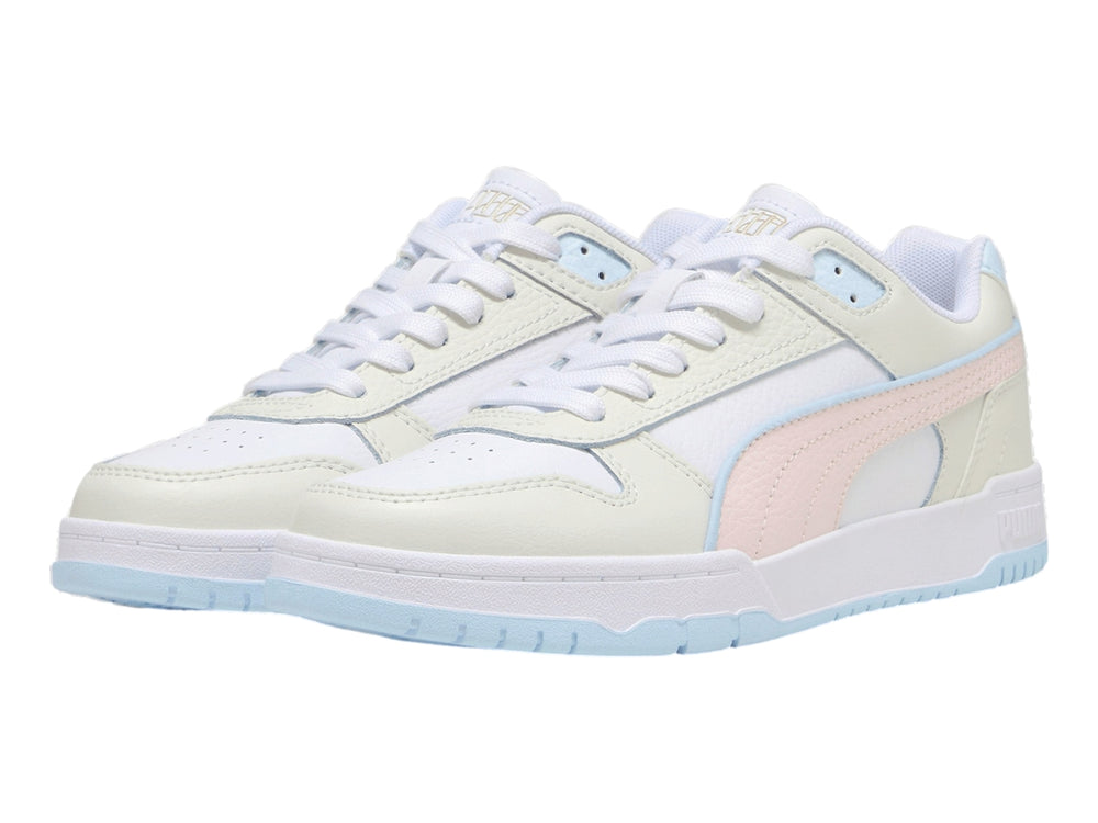 Tenis PUMA RBD Game Low en color blanco con detalles en rosa pastel, gris y azul claro.