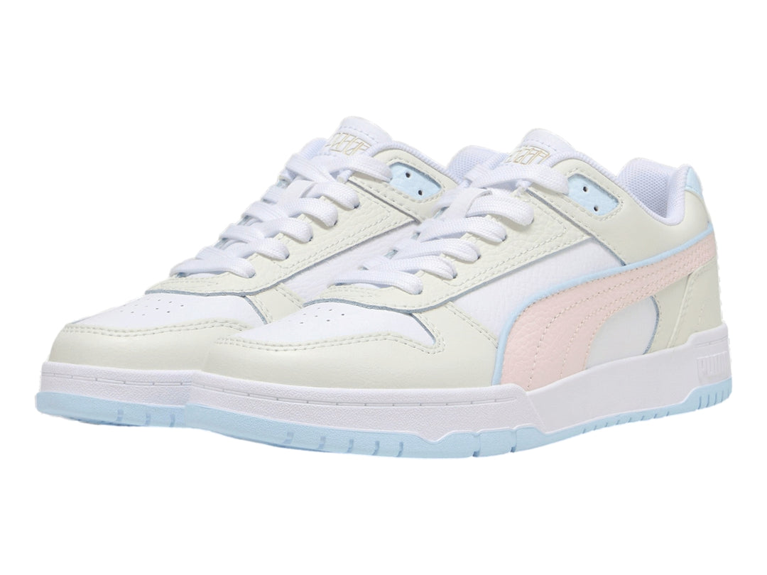 Tenis PUMA RBD Game Low en color blanco con detalles en rosa pastel, gris y azul claro.
