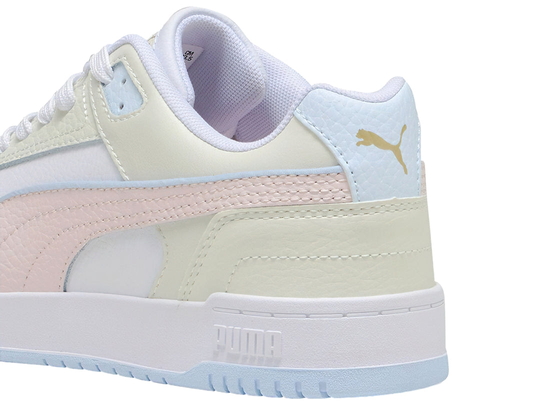Tenis PUMA RBD Game Low en color blanco con detalles en rosa pastel, gris y azul claro.