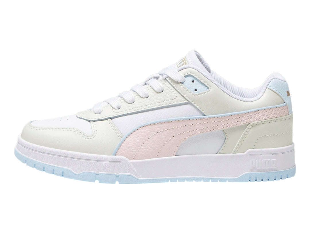 Tenis PUMA RBD Game Low en color blanco con detalles en rosa pastel, gris y azul claro.