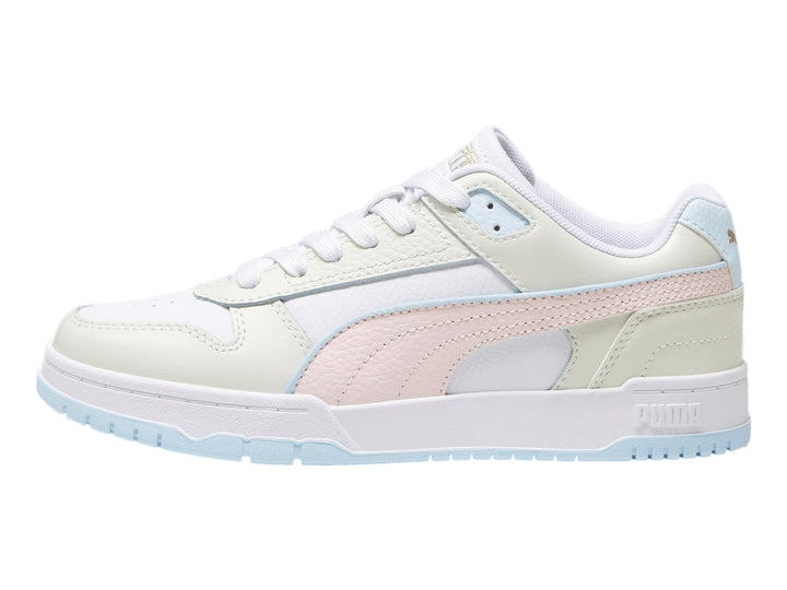 Tenis PUMA RBD Game Low en color blanco con detalles en rosa pastel, gris y azul claro.