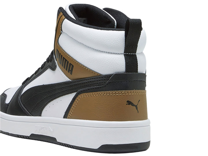 Tenis PUMA Rebound V6 de cuello alto en colores blanco, negro y marrón chocolate.