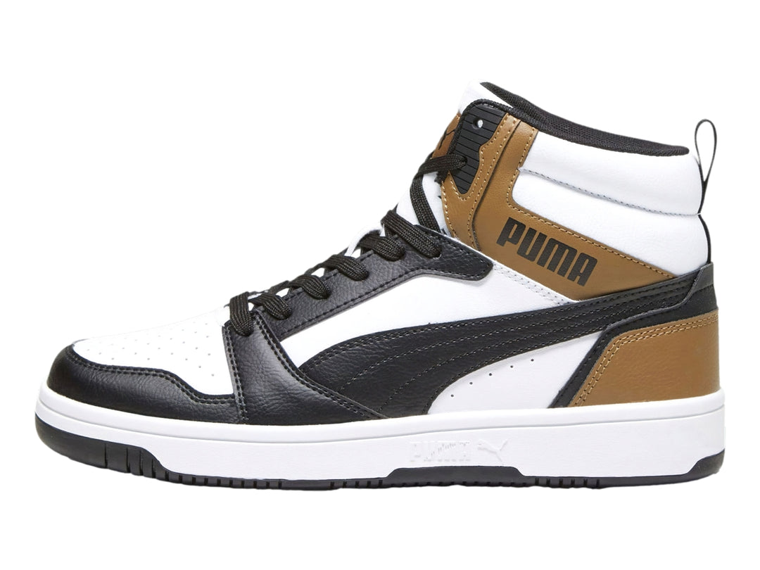 Tenis PUMA Rebound V6 de cuello alto en colores blanco, negro y marrón chocolate.