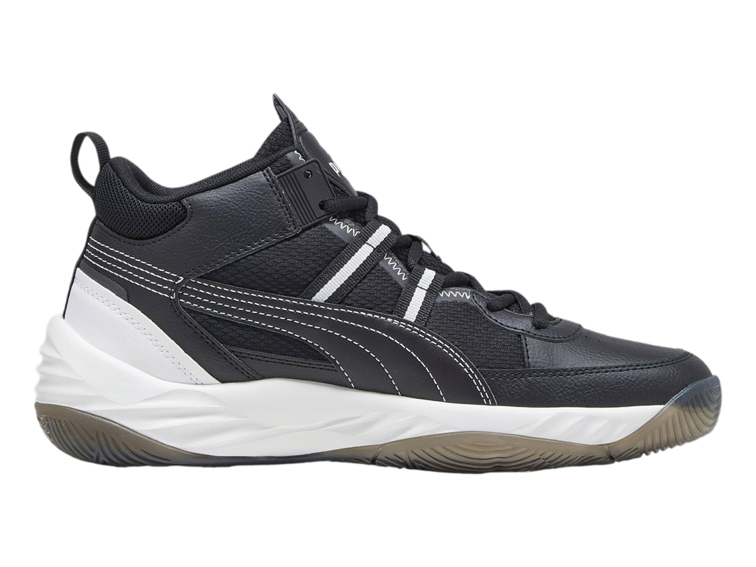 Tenis de baloncesto PUMA Rebound Future Nextgen en color negro con suela blanca y detalles en gris.