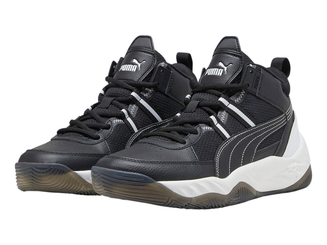 Tenis de baloncesto PUMA Rebound Future Nextgen en color negro con suela blanca y detalles en gris.