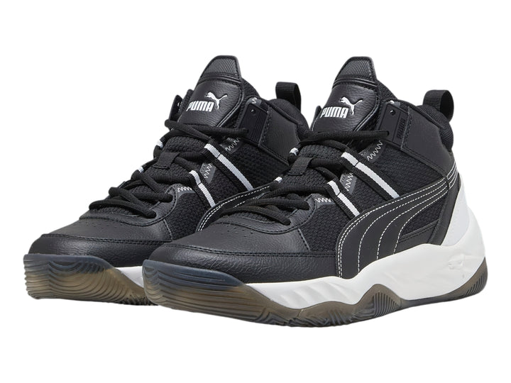 Tenis de baloncesto PUMA Rebound Future Nextgen en color negro con suela blanca y detalles en gris.