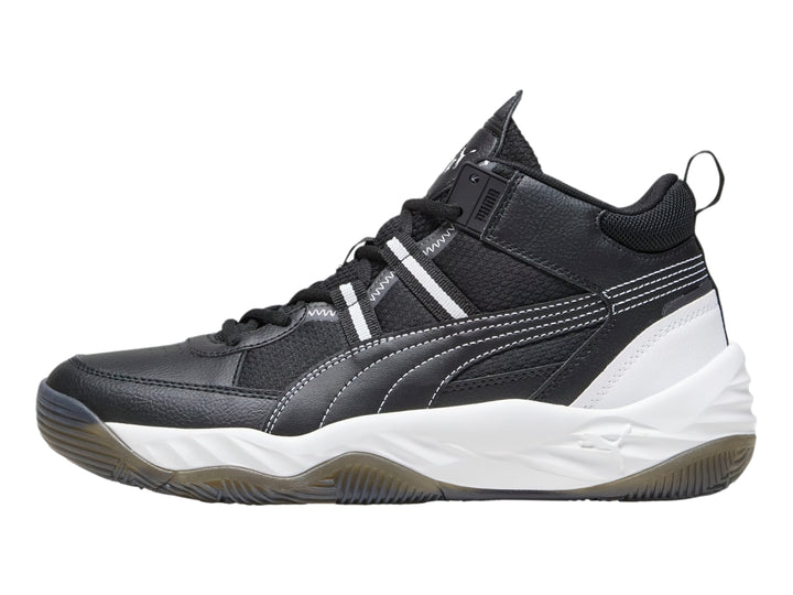 Tenis de baloncesto PUMA Rebound Future Nextgen en color negro con suela blanca y detalles en gris.