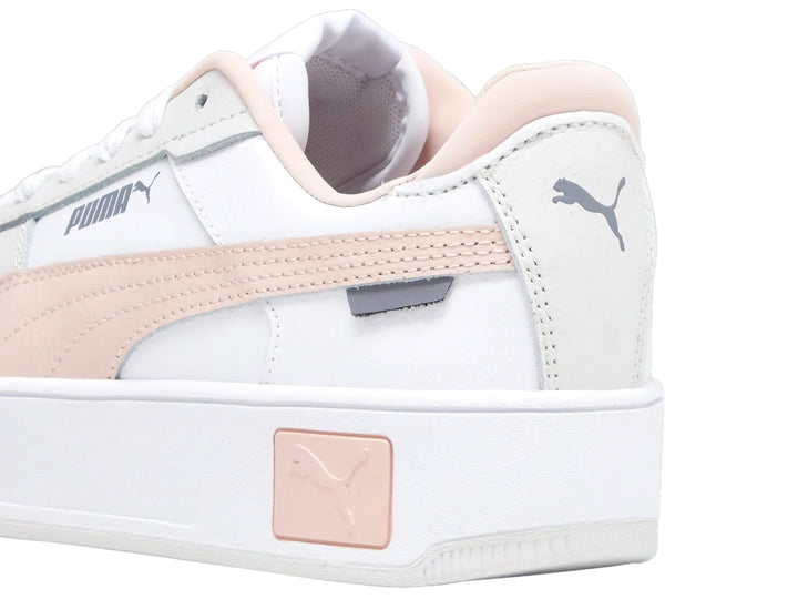 Tenis PUMA Carina Street JR en color blanco con detalles en rosa y suela de plataforma blanca.